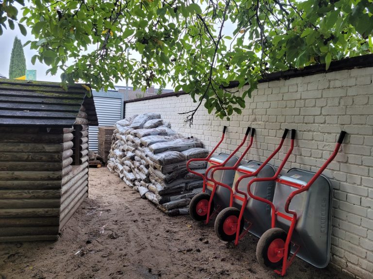 Baumaterial und Schubkarren