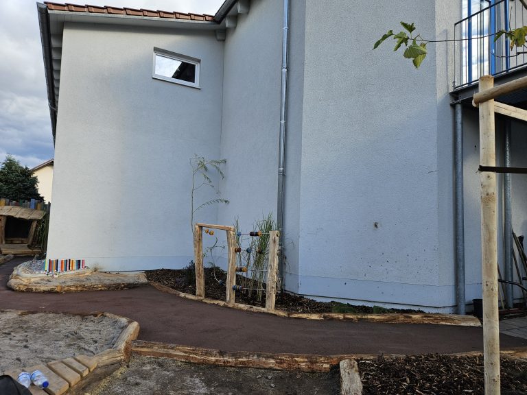 Wassergebundene Wegedecke mit Rechenspiel